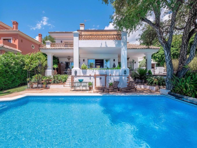 Villa en esquina en Altos Reales, Milla de Oro