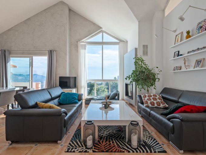 living-room-high-celing-penthouse-in-marbella