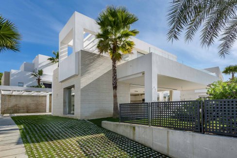 Moderna Villa en Rio Real en Venta