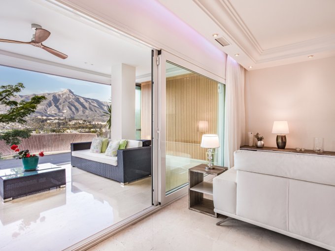 Covered terrace Renovated Apartment for Sale in Nueva Andalucia