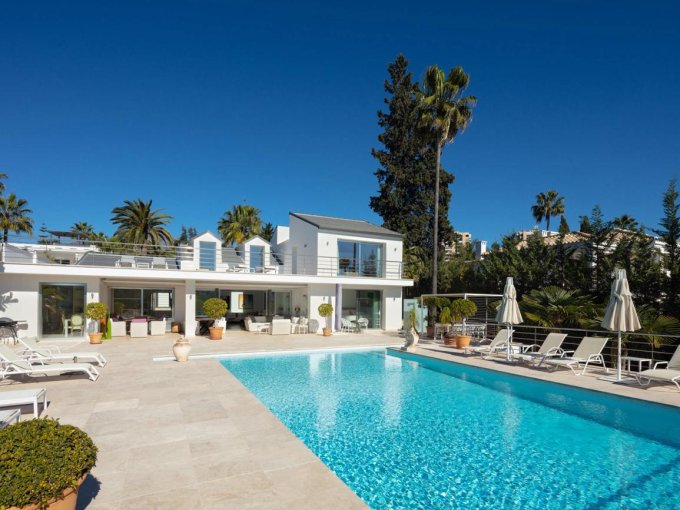 Villa de golf con piscina en Nueva Andalucía