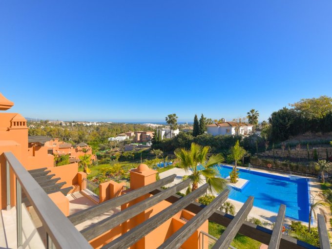 Vista a la piscina desde la terraza