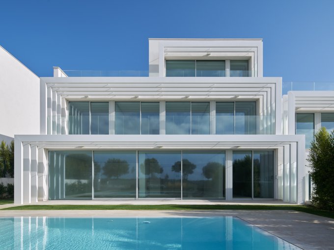 Vista de la piscina de una villa lista para mudarse en Sotogrande