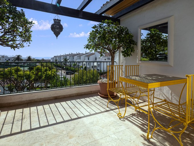 Terrace view Sea view apartment for sale in Nueva Andalucia, Marbella