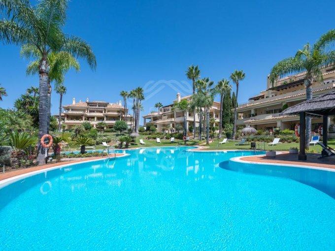 complejo - Impresionante apartamento con orientación oeste en Venta en Nueva Andalucia