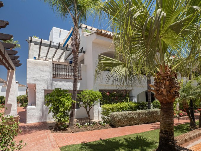 exterior Piso en la playa en San Pedro de Alcantara en venta.