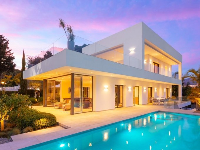 Casa de estilo moderno contemporáneo en venta en Nueva Andalucía