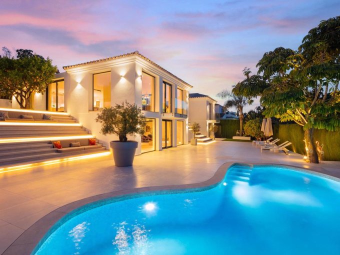 Área de piscina Villa moderna completamente renovada en venta en Las Brisas