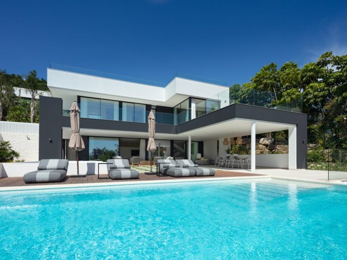 piscina Lujosa casa estilo LA en venta en Nueva Andalucia