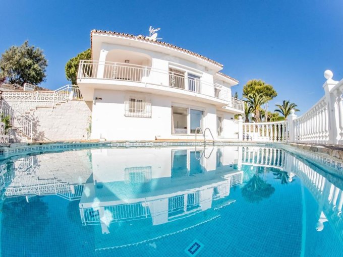 Piscina-La Villa de Estilo Andaluz en Venta en Mijas Costa