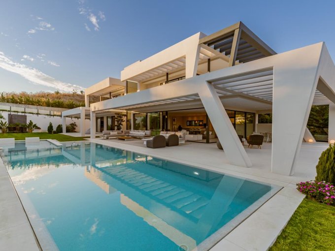 vista a la piscina-Elegante Villa a la venta en Nueva Andalucia, Marbella