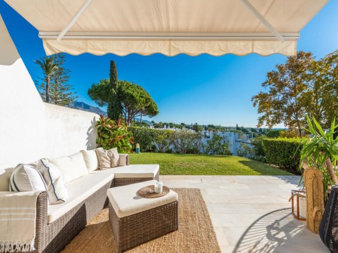Zona de relax-Apartamento con jardín reformado en venta en Nueva Andalucia