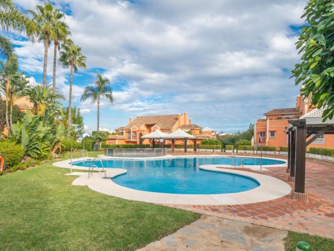 Piscina Amplio apartamento con jardín en venta en Nueva Andalucía