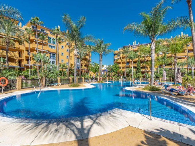 Complejo cerrado con piscina al aire libre