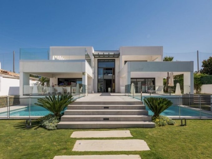 Villa en Primera Línea de Golf en Guadalmina en Venta