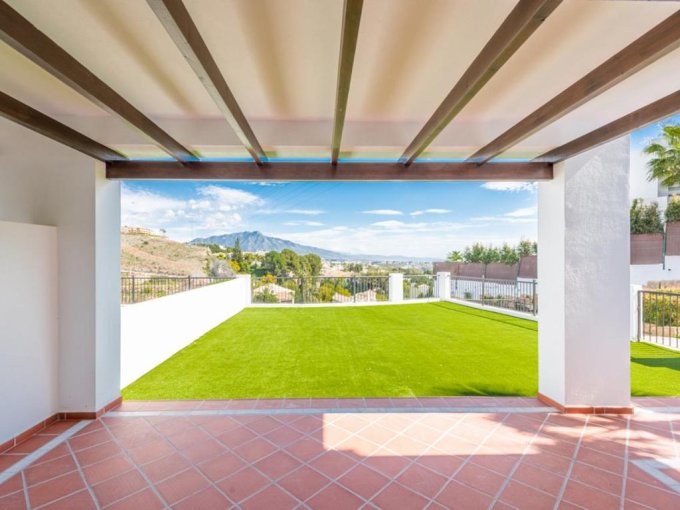 Vistas al jardín Encantador apartamento recientemente reformado en venta en Benahavis