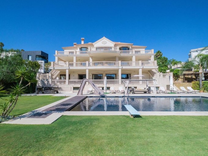 Residencia de Estilo Mediterráneo en Venta en La Alqueria, Benahavis