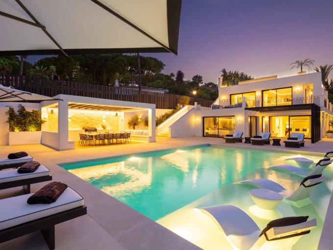 Piscina exterior Increíble Villa en Nueva Andalucía en Venta