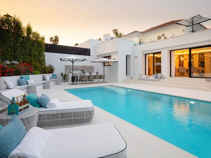 Zona piscina Exquisita Villa en Nueva Andalucia en Venta