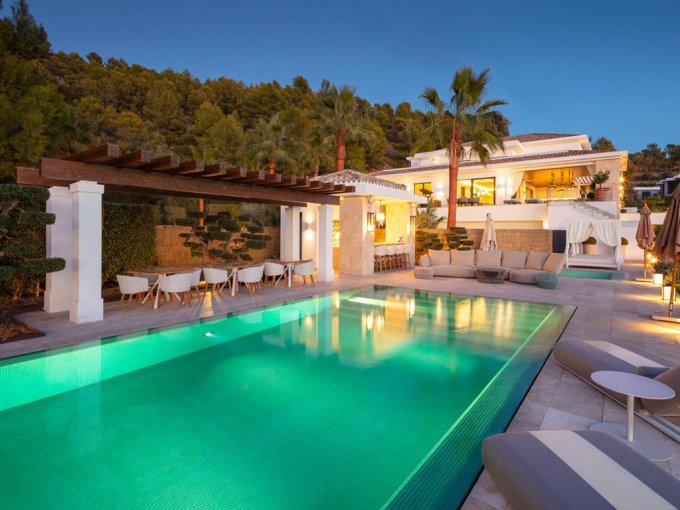 Zona de piscina - Lujosa villa estilo resort en venta en Marbella