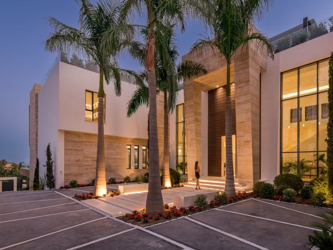 Puerta de entrada de noche Mansión Contemporánea con Vistas al Mar en Venta en La Milla de Oro, Marbella