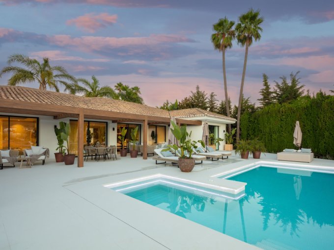 Piscina -Villa de lujo en venta en Nueva Andalucia, Marbella