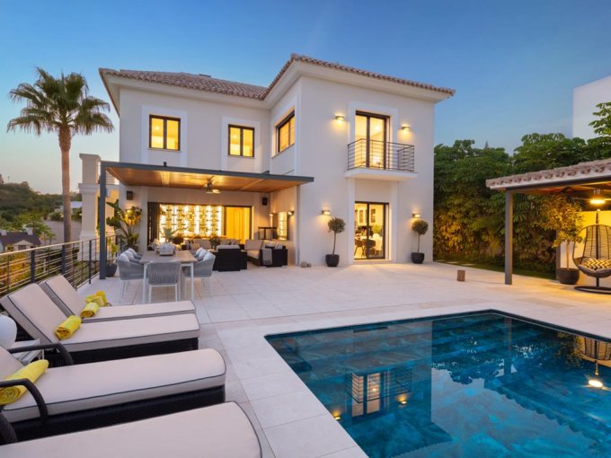Luz nocturna Espectacular Villa en Venta en Benahavis