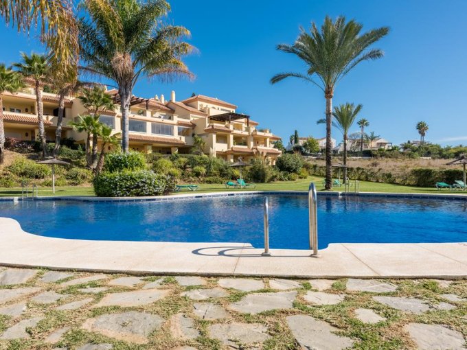 Zona piscina Apartamento con Vistas al Mar en Venta en Cumbres del Rodeo, Marbella