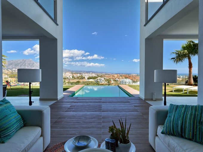 Piscina Moderna Villa de Calidad en Venta en Benahavis, Marbella