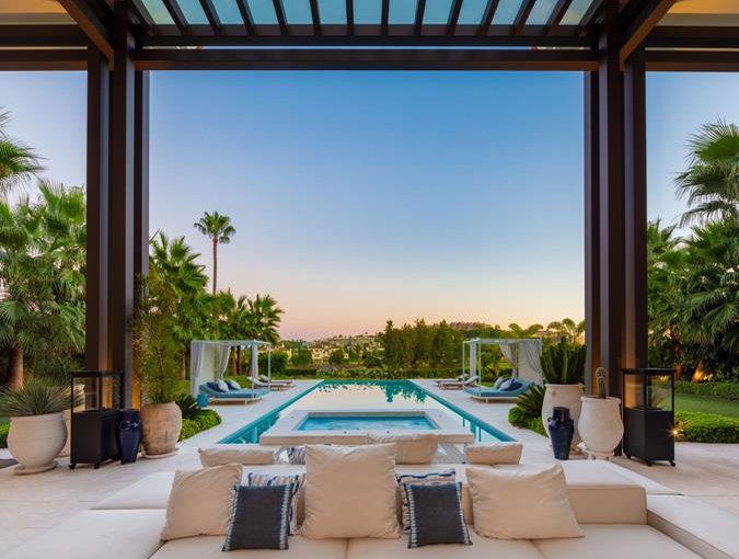 Lujosa mansión con vistas a la piscina en venta en La Cerquilla, Marbella