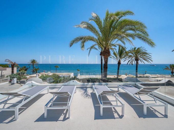 Adosado reformado con vistas al mar en venta en Golden Mile Marbella