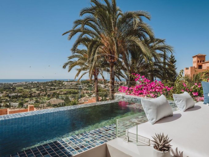 Sea view Duplex Penthouse in Les Belvederes, Nueva Andalucia