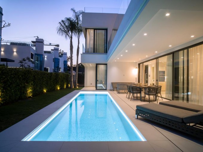 Zona de piscina Nueva Villa Independiente Moderna Lado Playa Milla de Oro en Venta