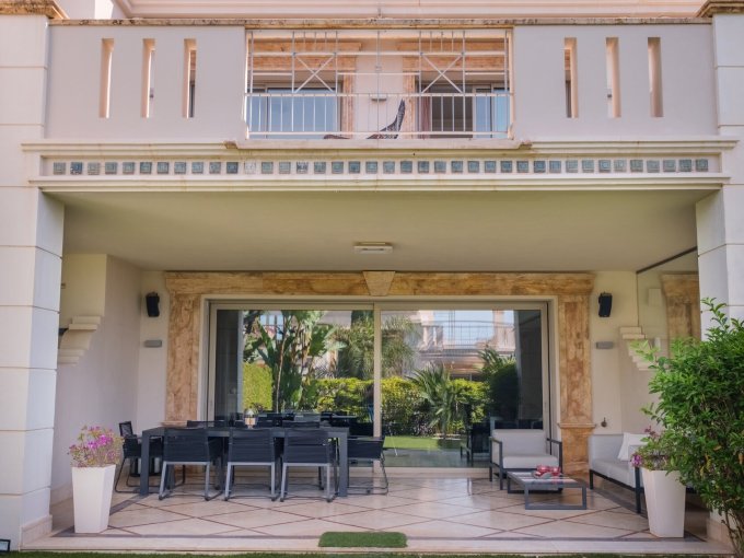 Terraza cubierta Amplia casa adosada en venta en Sierra Blanca del Mar, Milla de Oro de Marbella