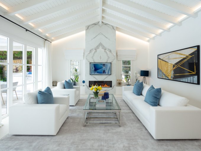 Salón Exquisita Villa en Venta Las Brisas, Nueva Andalucia