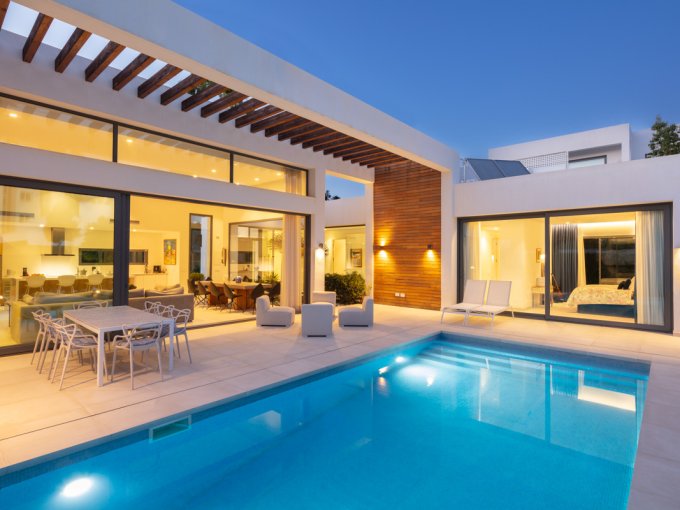 piscina Casa Completamente Remodelada en Venta en Milla de Oro Marbella