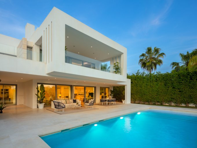 Villa contemporánea con piscina en venta en el Valle del Golf de Nueva Andalucía