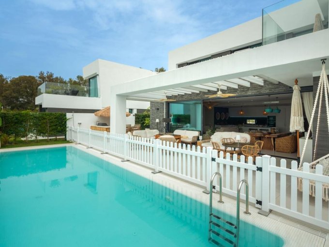 Piscina Villa Moderna con Vistas al Mar en venta en Marbella Este