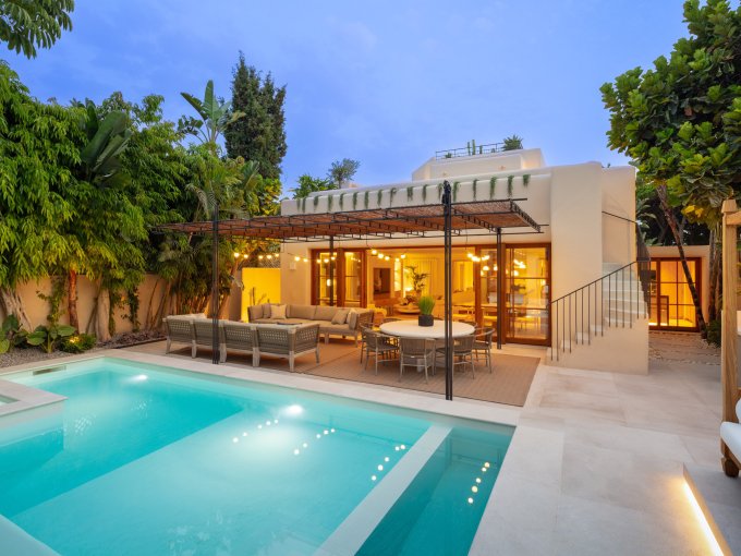 Villa con piscina privada a poca distancia de la playa en Marbella Milla de Oro en venta