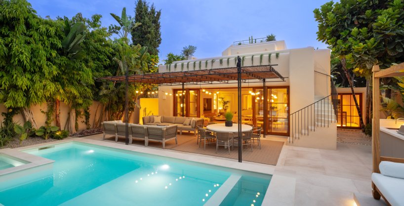 Private pool Villa at Walking Distance to Beach in Marbella Golden Mile for Sale