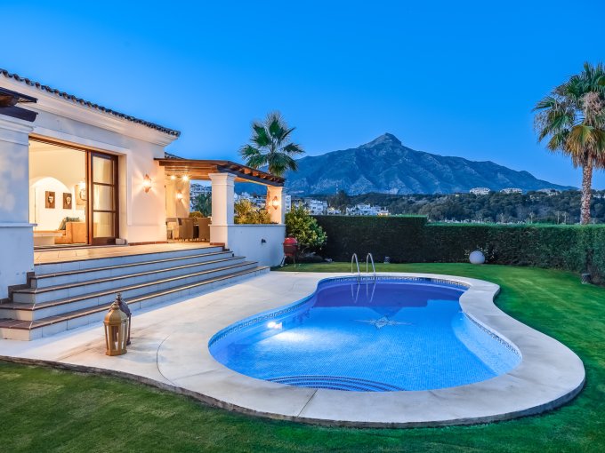 Villa de estilo andaluz en venta