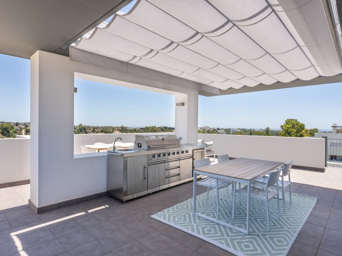 Barbeque Penthouse with Huge Rooftop Terrace in Estepona for sale