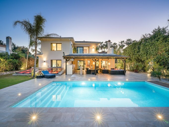 Villa en primera línea de golf en venta en Las Brisas, Nueva Andalucía
