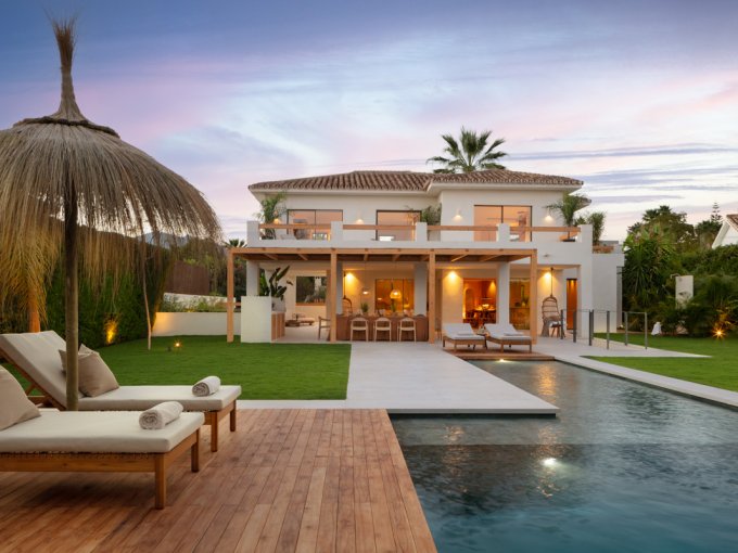 Zona de piscina Villa de lujo en el corazón de Nueva Andalucía en venta