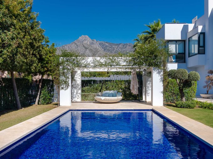 Piscina Lujosa Villa en Venta en La Milla de Oro, Marbella