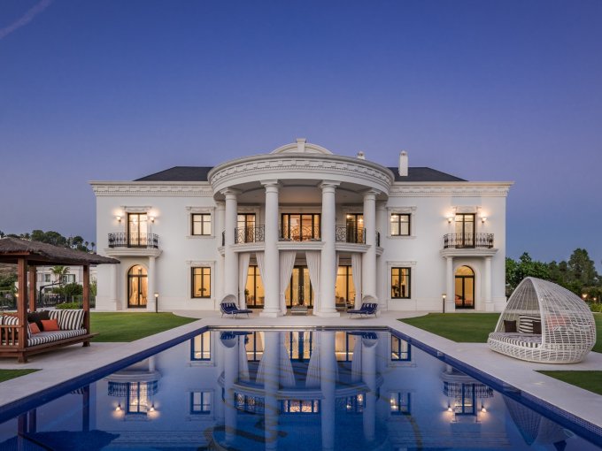 Piscina Villa de lujo de 7 dormitorios en Hacienda Las Chapas en venta