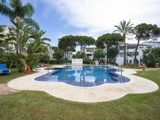 Pool Refurbished Apartment in Guadalmina for sale
