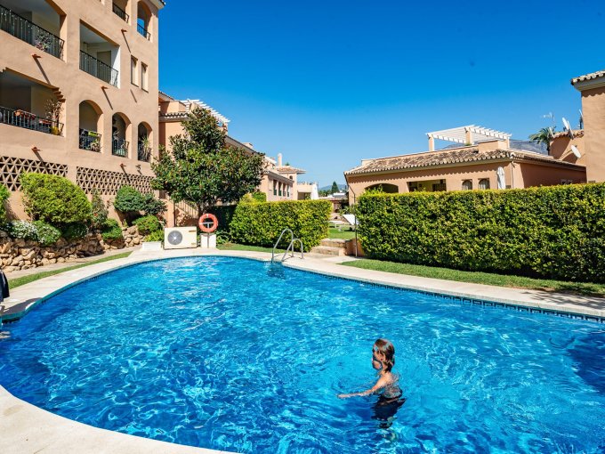 Piscina Ubicación superior en Nueva Andalucía en venta