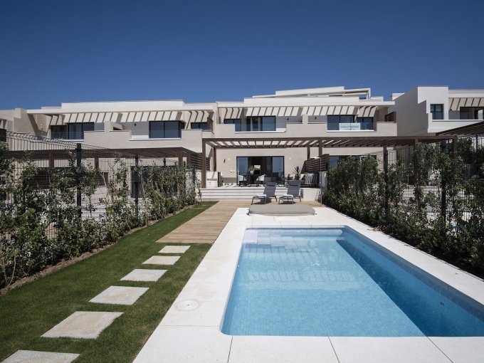 Piscina privada Casa adosada en primera línea de playa en la Nueva Milla de Oro en venta