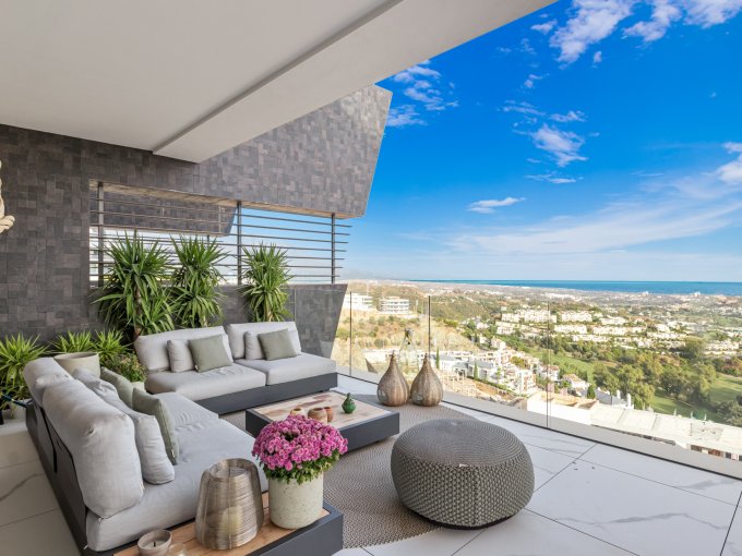 Apartamento de 3 dormitorios con vistas al mar y orientación sur en Benahavis en venta